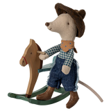 Maileg - Myszka Kowboj na koniku na biegunach, Młodszy brat