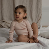 Minimalisma - Bezszwowe body niemowlęce z jedwabiu i bawełny, Sweet Rose
