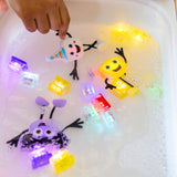 Glo Pals - Postać do kąpieli Alex - zestaw z dwiema kostkami sensorycznymi świecącymi w wodzie