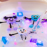 Glo Pals - Postać do kąpieli Lumi - zestaw z dwiema kostkami sensorycznymi świecącymi w wodzie