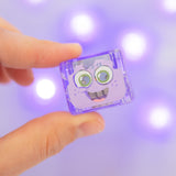 Glo Pals - Postać do kąpieli Lumi - zestaw z dwiema kostkami sensorycznymi świecącymi w wodzie