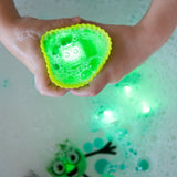 Glo Pals - Postać do kąpieli Pippa - zestaw z dwiema kostkami sensorycznymi świecącymi w wodzie