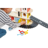 Janod - Drewniany garaż piętrowy z 4 akcesoriami Bolid 2+