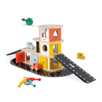 Janod - Drewniany garaż piętrowy z 4 akcesoriami Bolid 2+