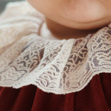 Konges Slojd - Welurowa sukienka niemowlęca z body i koronkowym kołnierzykiem