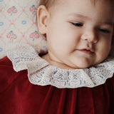 Konges Slojd - Welurowa sukienka niemowlęca z body i koronkowym kołnierzykiem