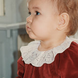 Konges Slojd - Welurowa sukienka niemowlęca z body i koronkowym kołnierzykiem