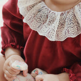 Konges Slojd - Welurowa sukienka niemowlęca z body i koronkowym kołnierzykiem