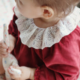 Konges Slojd - Welurowa sukienka niemowlęca z body i koronkowym kołnierzykiem