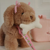 Konges Slojd – Pluszowy piesek Maude z koszyczkiem