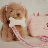 Konges Slojd – Pluszowy piesek Maude z koszyczkiem