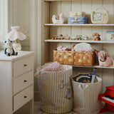 Konges Slojd – Pluszowy piesek Maude z koszyczkiem