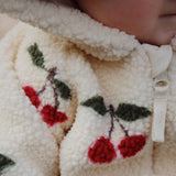 Konges Slojd - Polarowy kombinezon niemowlęcy z kapturem Jody Teddy, Ma Grande Cerise