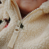 Konges Slojd - Polarowy kombinezon niemowlęcy z kapturem Jody Teddy, Ma Grande Cerise