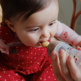 Konges Slojd - Zestaw do karmienia niemowląt ze łyżeczką, cherry blush