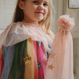 Konges Slojd – Strój wróżki z tęczowymi skrzydłami i różdżką