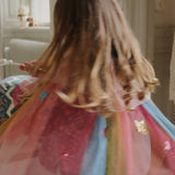 Konges Slojd – Strój wróżki z tęczowymi skrzydłami i różdżką