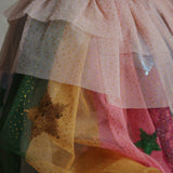 Konges Slojd – Strój wróżki z tęczowymi skrzydłami i różdżką