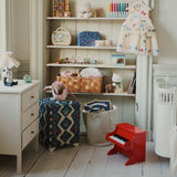 Konges Slojd – Pluszowy piesek Maude z koszyczkiem