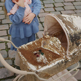 Konges Slojd - Cekinowy, wyjątkowy wózek z gondolą dla lalek