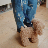 Konges Slojd – Pluszowy piesek Lulu z koszyczkiem