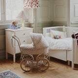 Konges Slojd – Pluszowy piesek Lulu z koszyczkiem