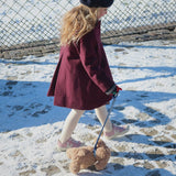 Konges Slojd – Pluszowy piesek Lulu z koszyczkiem