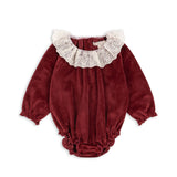 Konges Slojd - Welurowa sukienka niemowlęca z body i koronkowym kołnierzykiem