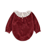 Konges Slojd - Welurowa sukienka niemowlęca z body i koronkowym kołnierzykiem