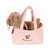 Konges Slojd – Pluszowy piesek Maude z koszyczkiem