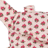 Konges Slojd - Nosidełko dla lalek z falbanką, rosie rose