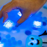 Glo Pals - Postać do kąpieli Blair - zestaw z dwiema kostkami sensorycznymi świecącymi w wodzie