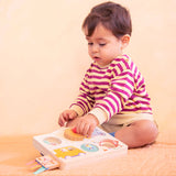 Lilliputiens - Drewniana tablica manipulacyjna walizka Pojazdy 12 m+