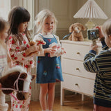 Konges Slojd – Pluszowy piesek Lulu z koszyczkiem