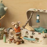 Maileg - Myszka wędrowna starszy brat ze śpiworkiem