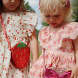 Konges Slojd - Dziecięca torebka na ramię w kształcie truskawki Tut Strawberry