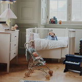 Konges Slojd – Pluszowy piesek Lulu z koszyczkiem