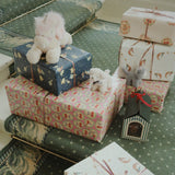 Konges Slojd – Pluszowy piesek z domkiem