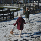 Konges Slojd – Pluszowy piesek Lulu z koszyczkiem